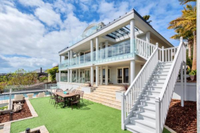 Orakei Grandeur Mansion with Sea Views & Pool